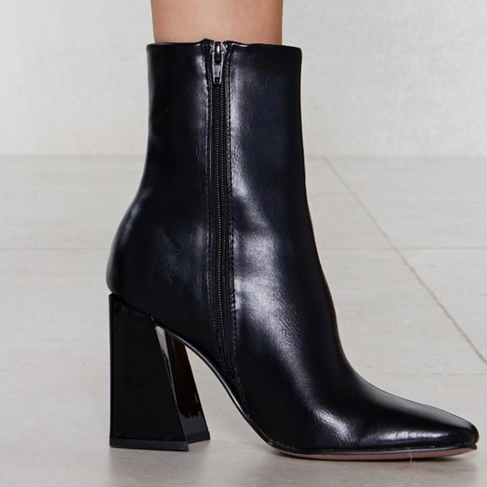 💃👢 Nasty Gal Black Flared Block Heel Booties - $25 (Originally $69) 💲✨